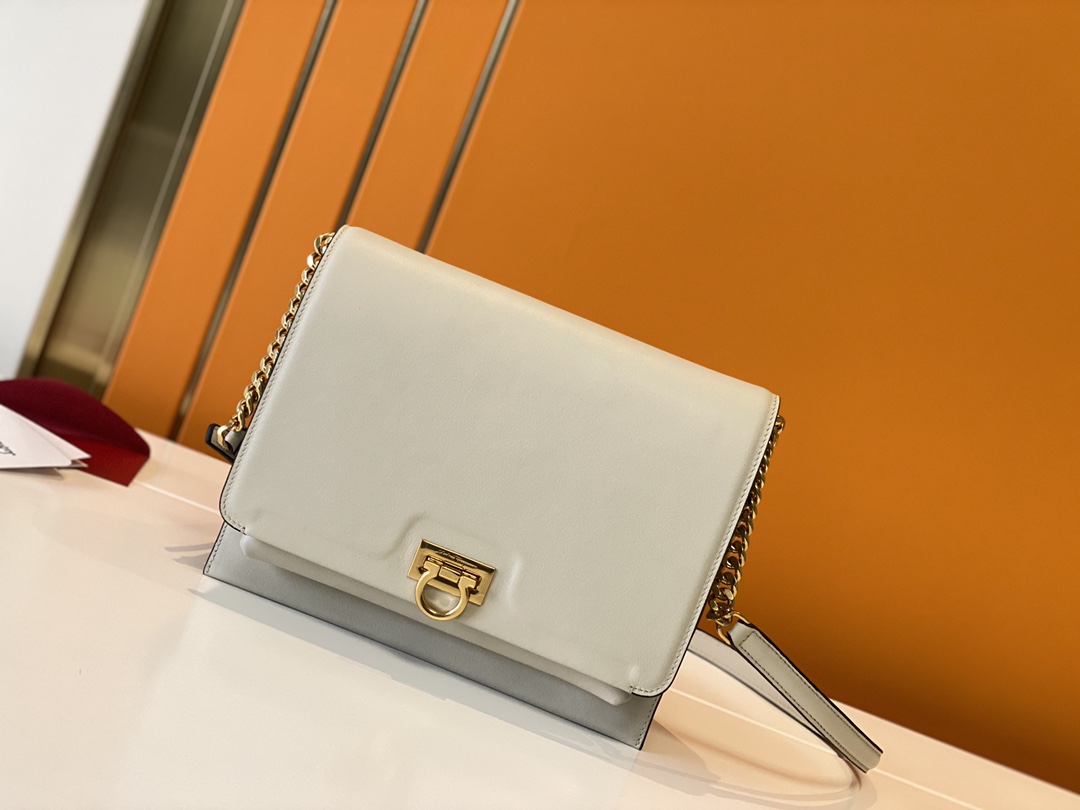 フェラガモ「Ferragamo」フラップトップハンドルバッグ