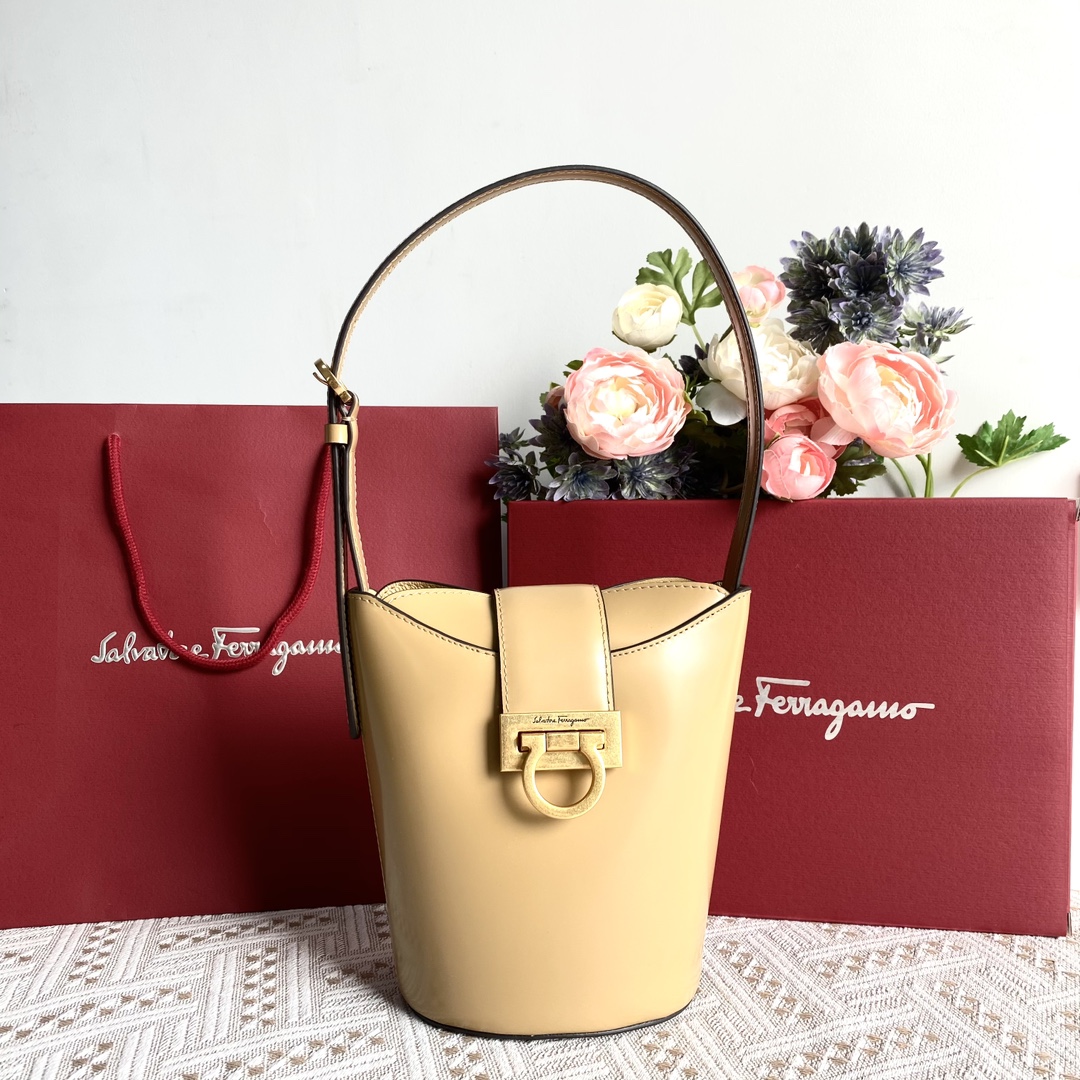 フェラガモ「Ferragamo」トリフォリオ ハイブリッドショルダーバッグ