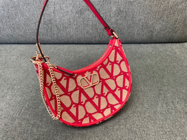 ヴァレンティノ「Valentino」レッドが ミニハンドバッグ