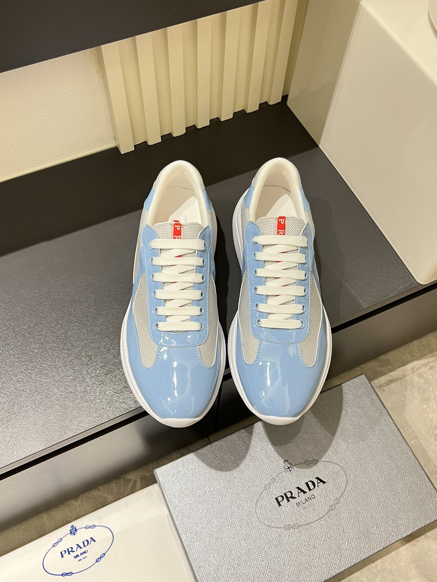 プラダ［Prada］新作カジュアルスニーカーカップルモデル