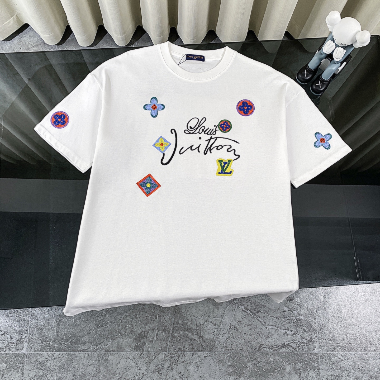 ルイ・ヴィトン「Louis Vuitton」 2025 ドーパミンカラー モノグラム エンブロイダリー クルーネックTシャツ（メンズ）