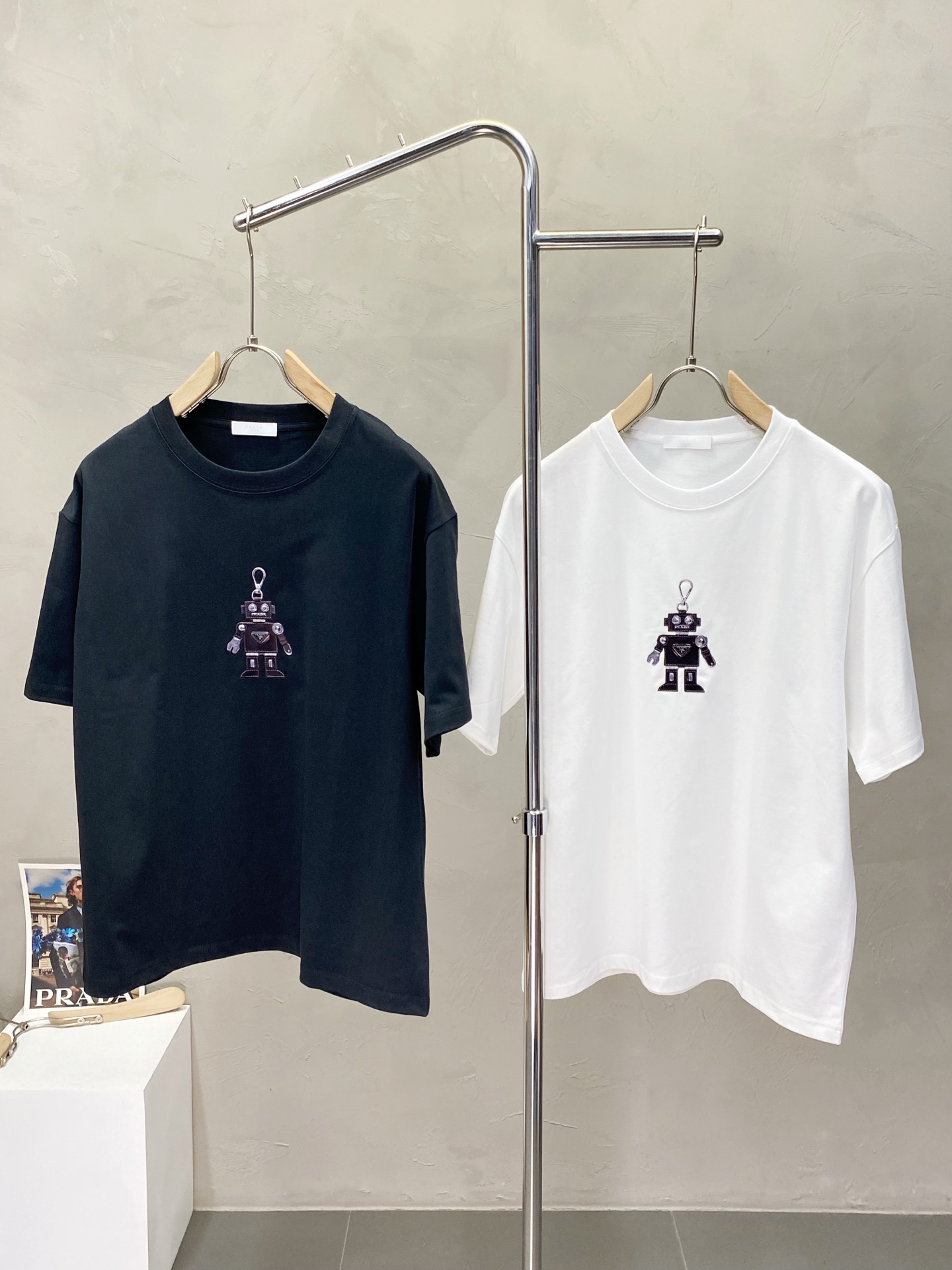 プラダ「Prada」 エクスクルーシブ メンズ リラックスフィット ショートスリーブTシャツ