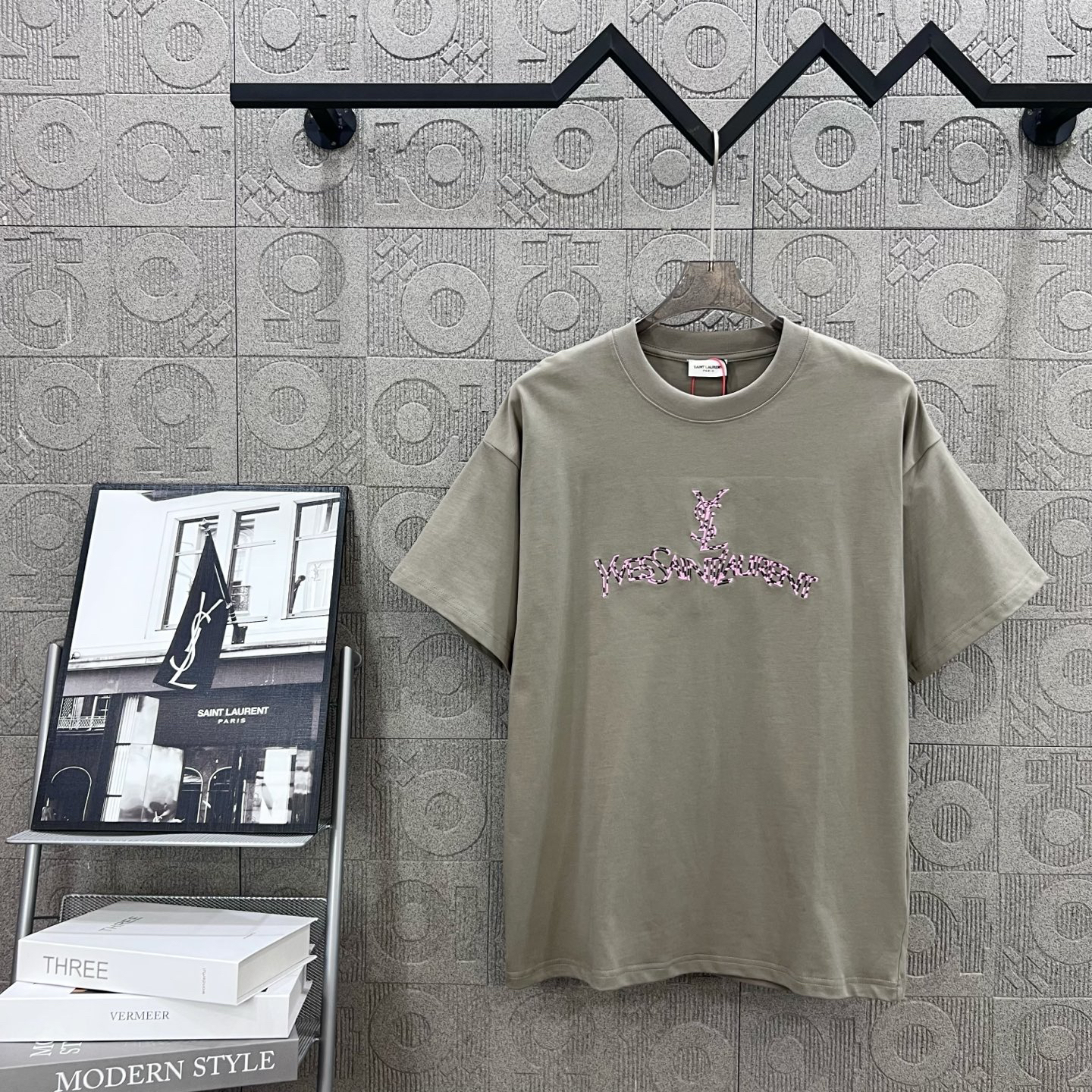 サンローラン「Saint Laurent」マルチカラー 3D刺繍ロゴ Tシャツ