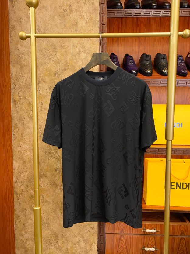 フェンディ「Fendi」エンボス刺繍ロゴ ショートスリーブTシャツ