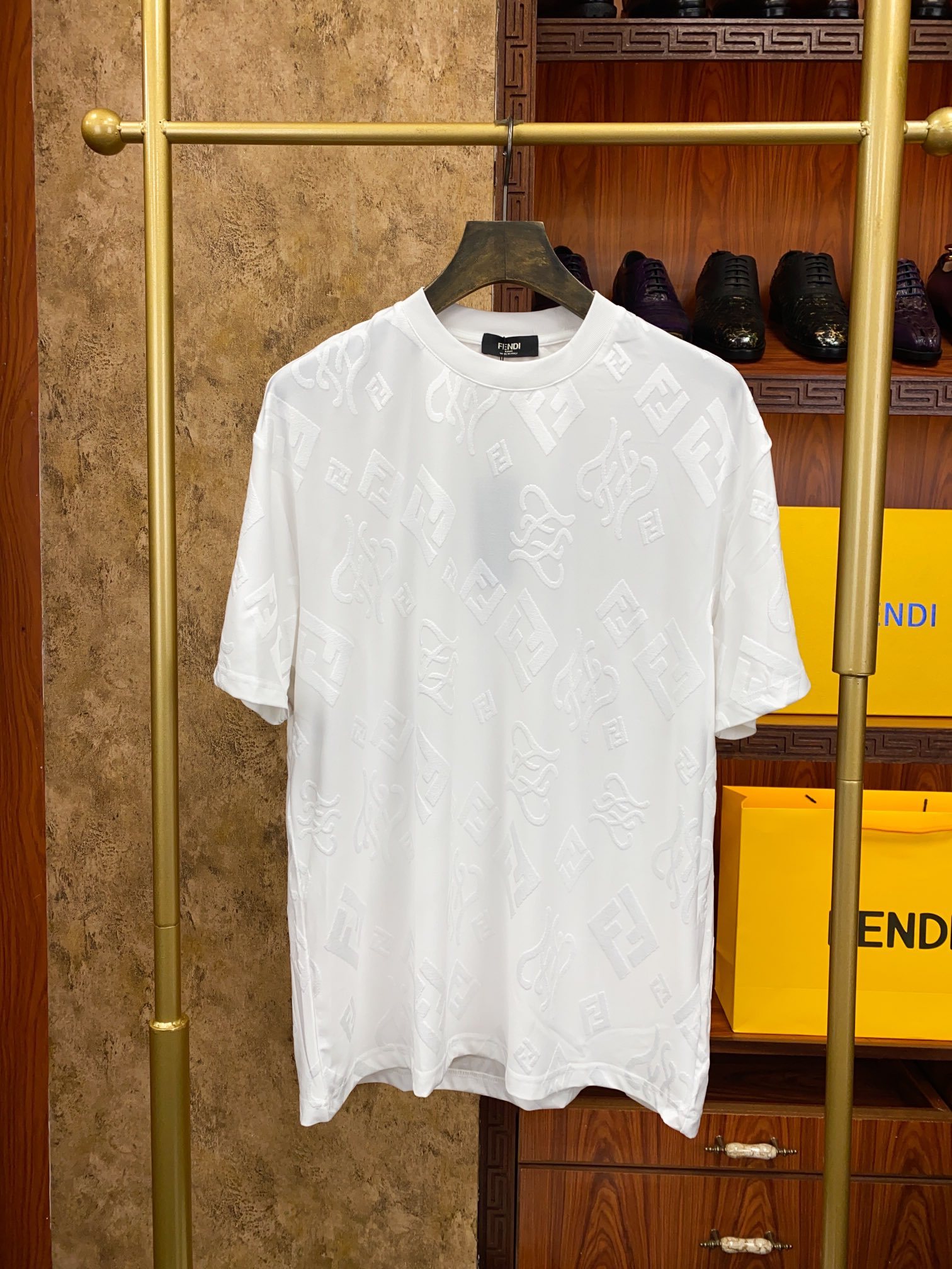 フェンディ「Fendi」エンボス刺繍ロゴ ショートスリーブTシャツ