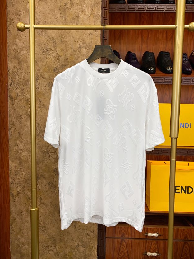 フェンディ「Fendi」エンボス刺繍ロゴ ショートスリーブTシャツ