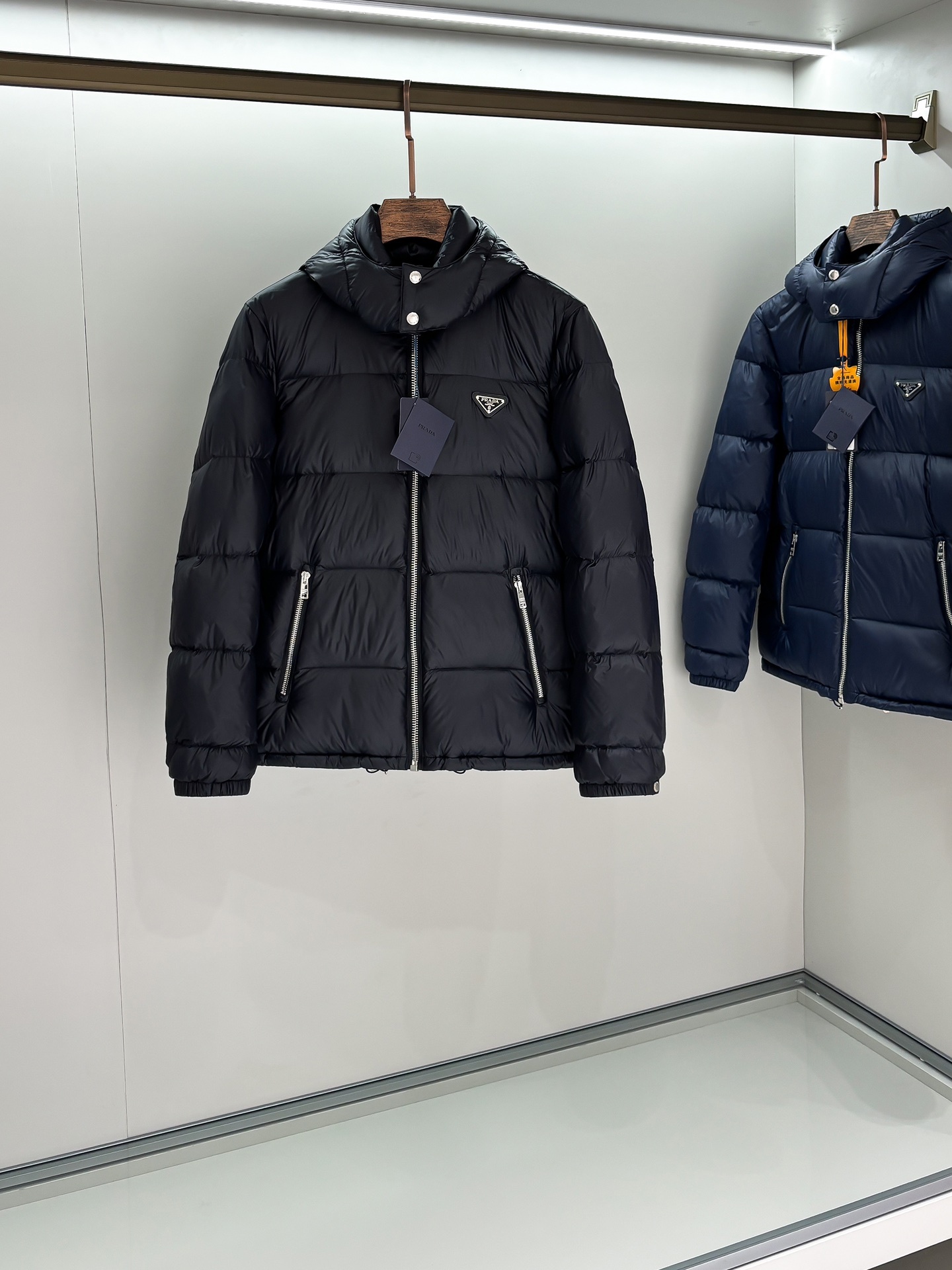 プラダ「Prada」秋冬フード付きダウンジャケット