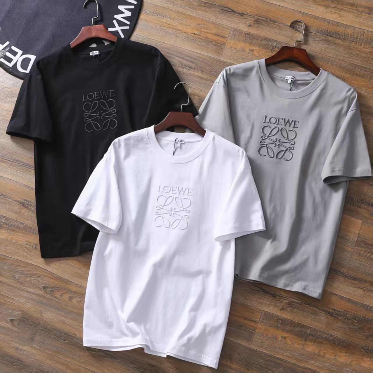 【ワンフォーワン】ロエベ「Loewe」Anagram 刺繍 クルーネック Tシャツ【在庫僅少】