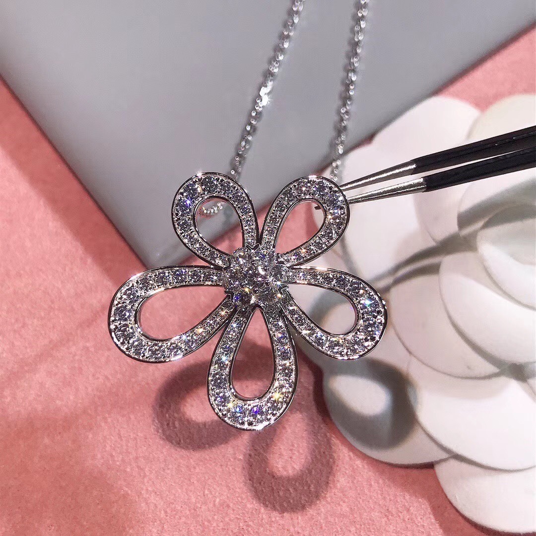 ヴァン クリーフ＆アーペル「Van Cleef & Arpels」クラシックな花の大きな花贅沢なドリルネックレス22cm
