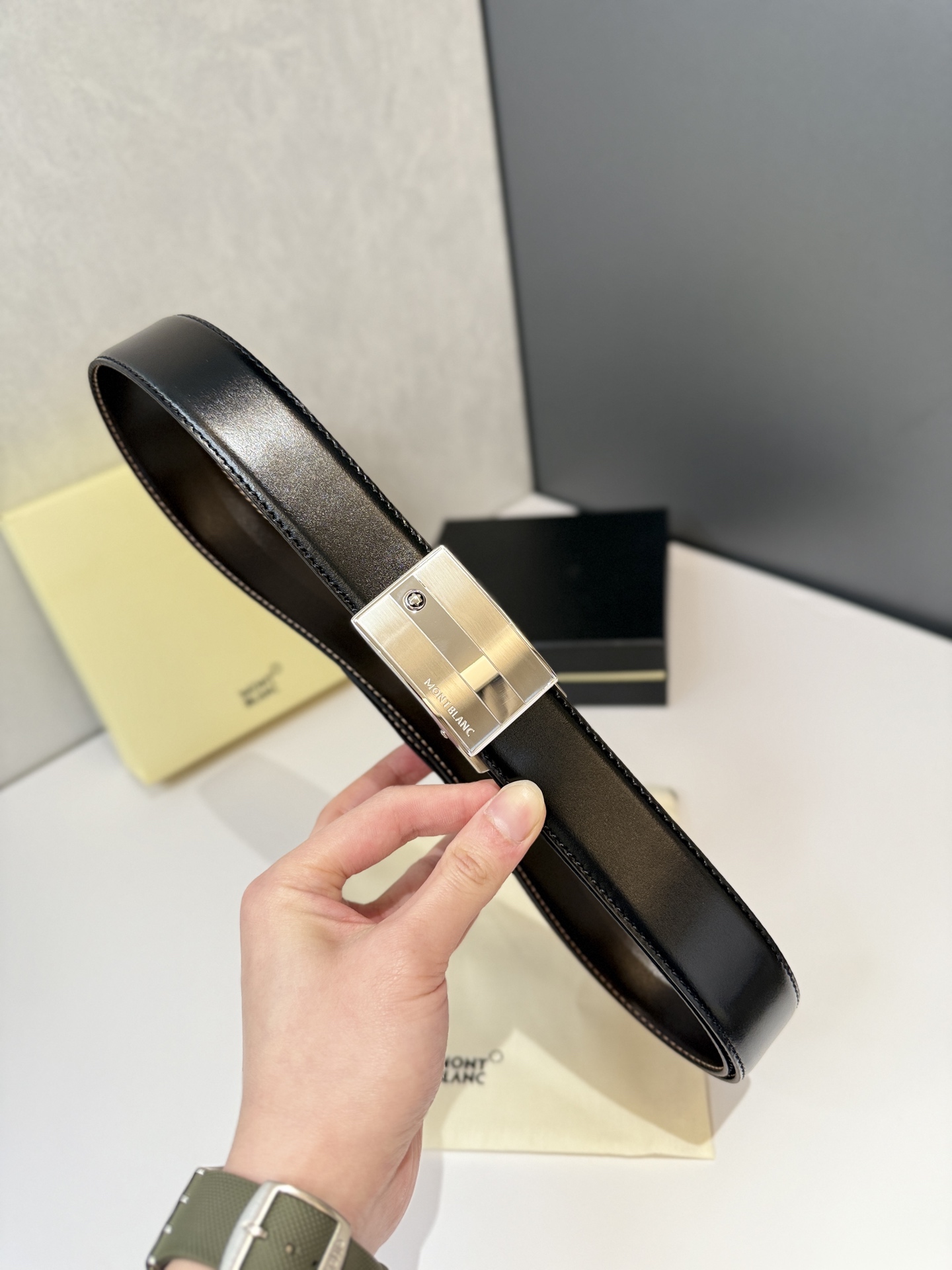 ヴァン クリーフ＆アーペル「Van Cleef & Arpels」クラシックコレクション オートマチックスムースバックル レザーベルト100cm