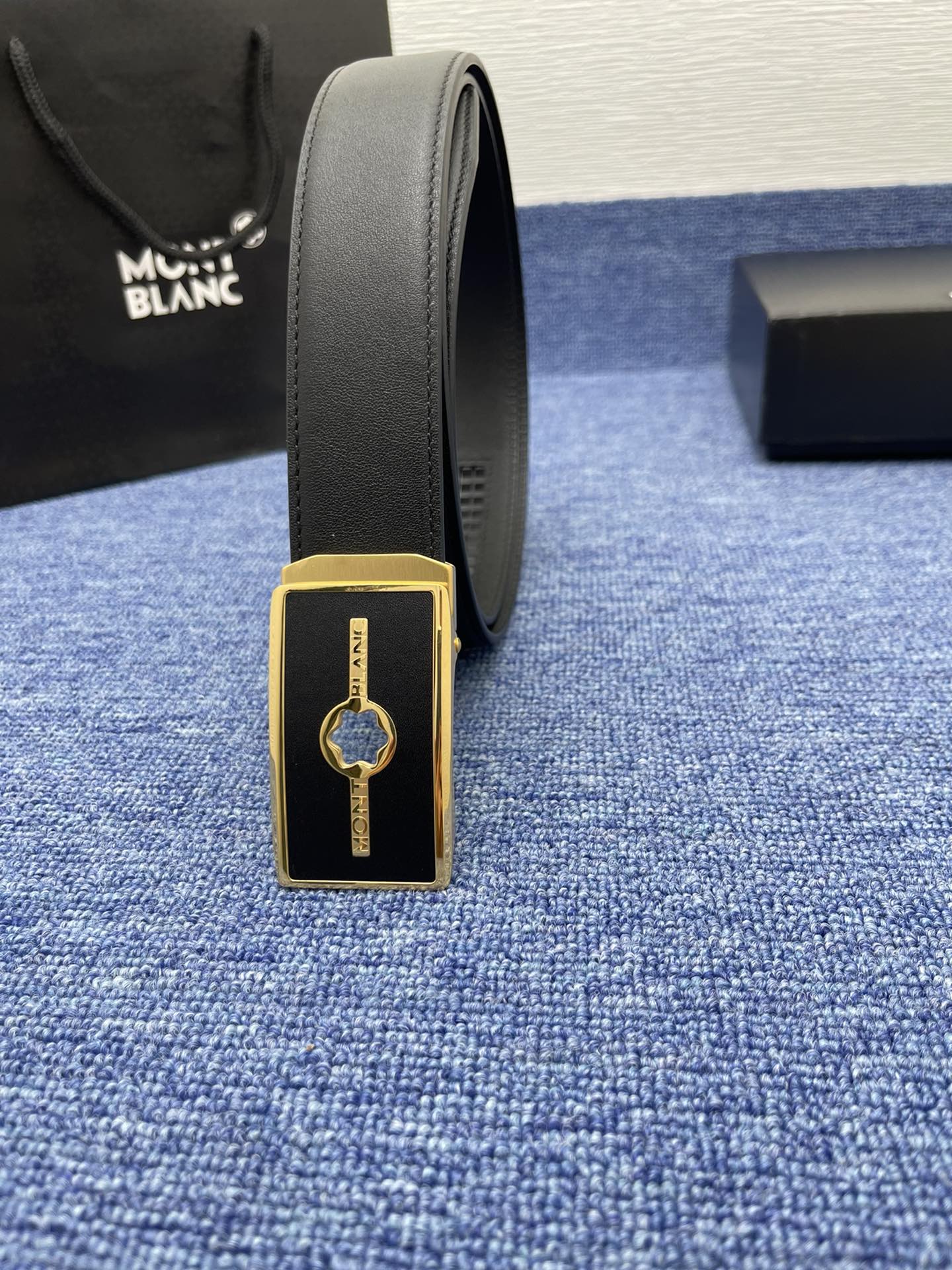 ヴァン クリーフ＆アーペル「Van Cleef & Arpelsクラシックコレクション オートマチックスチールバックル レザーベルト」100cm