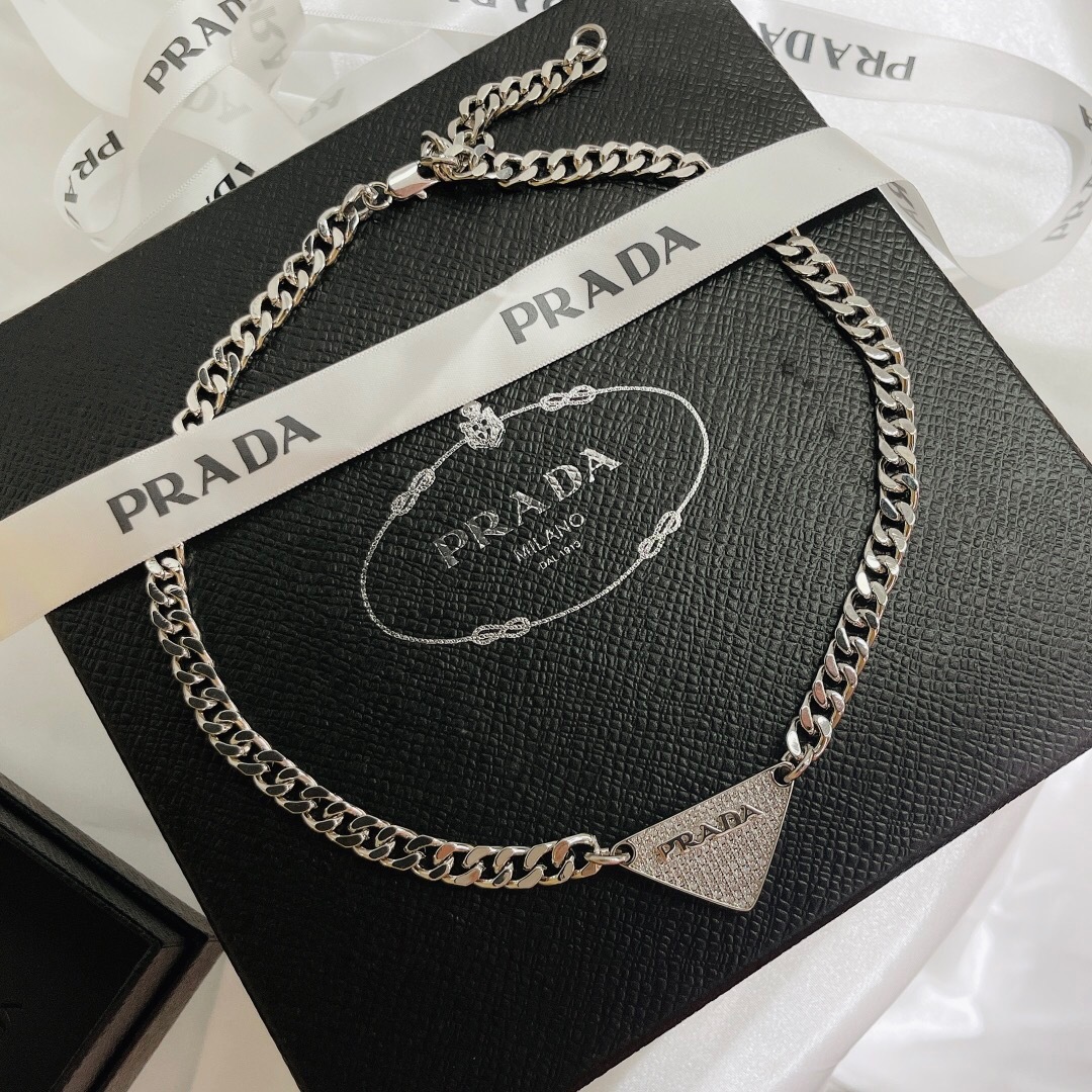 プラダ「Prada」Eternal Gold フルダイヤモンドトライアングルネックレス