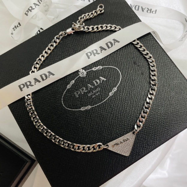 プラダ「Prada」Eternal Gold フルダイヤモンドトライアングルネックレス