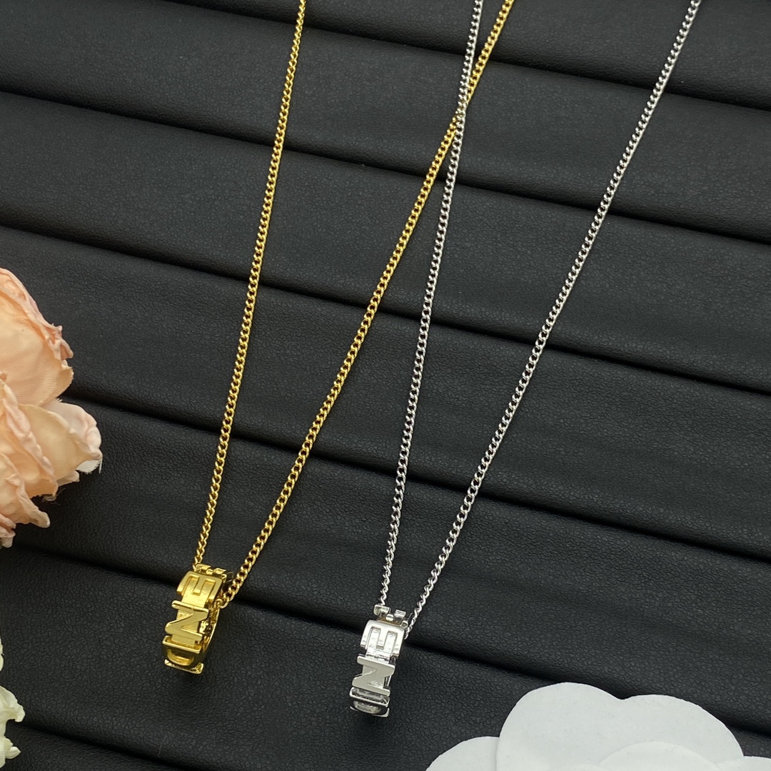 プラダ「Prada」Symbole シルバーネックレス