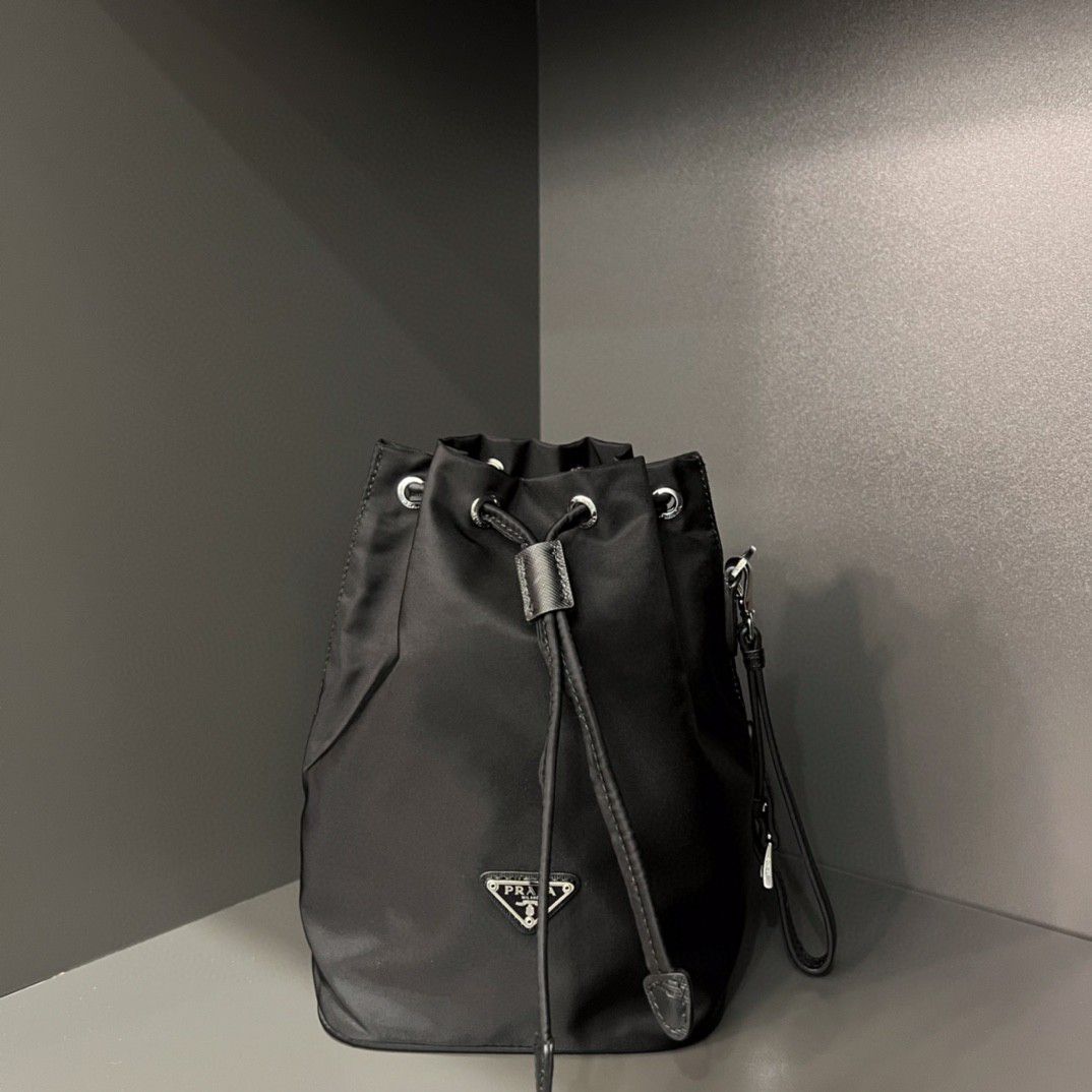 プラダ「Prada」ピコティン バケットバッグ モデ