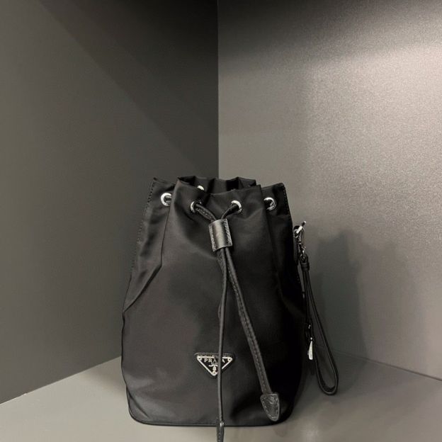 プラダ「Prada」ピコティン バケットバッグ モデ