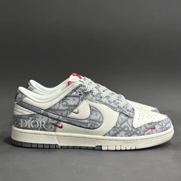 「コラボモデル」Dior x Nike SB Dunk Low "White Ink Blue" スニーカー