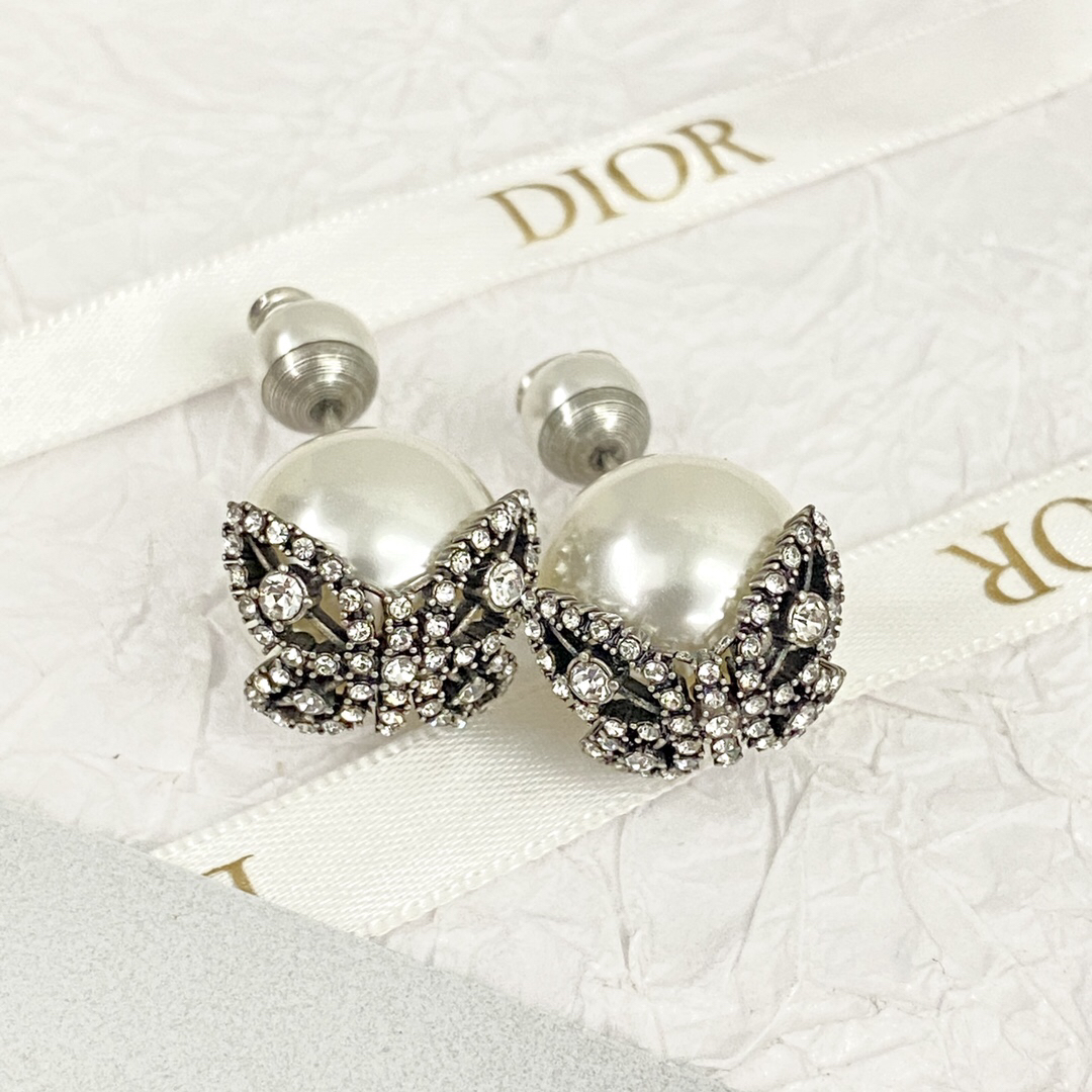 ディオール「Dior」ホワイトゴールド バタフライ パール ダブルボール イヤリング