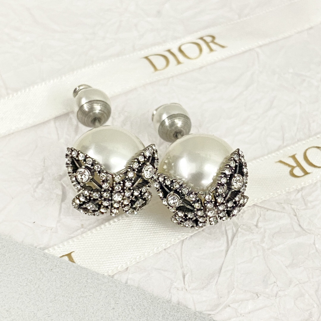 ディオール「Dior」ホワイトゴールド バタフライ パール ダブルボール イヤリング