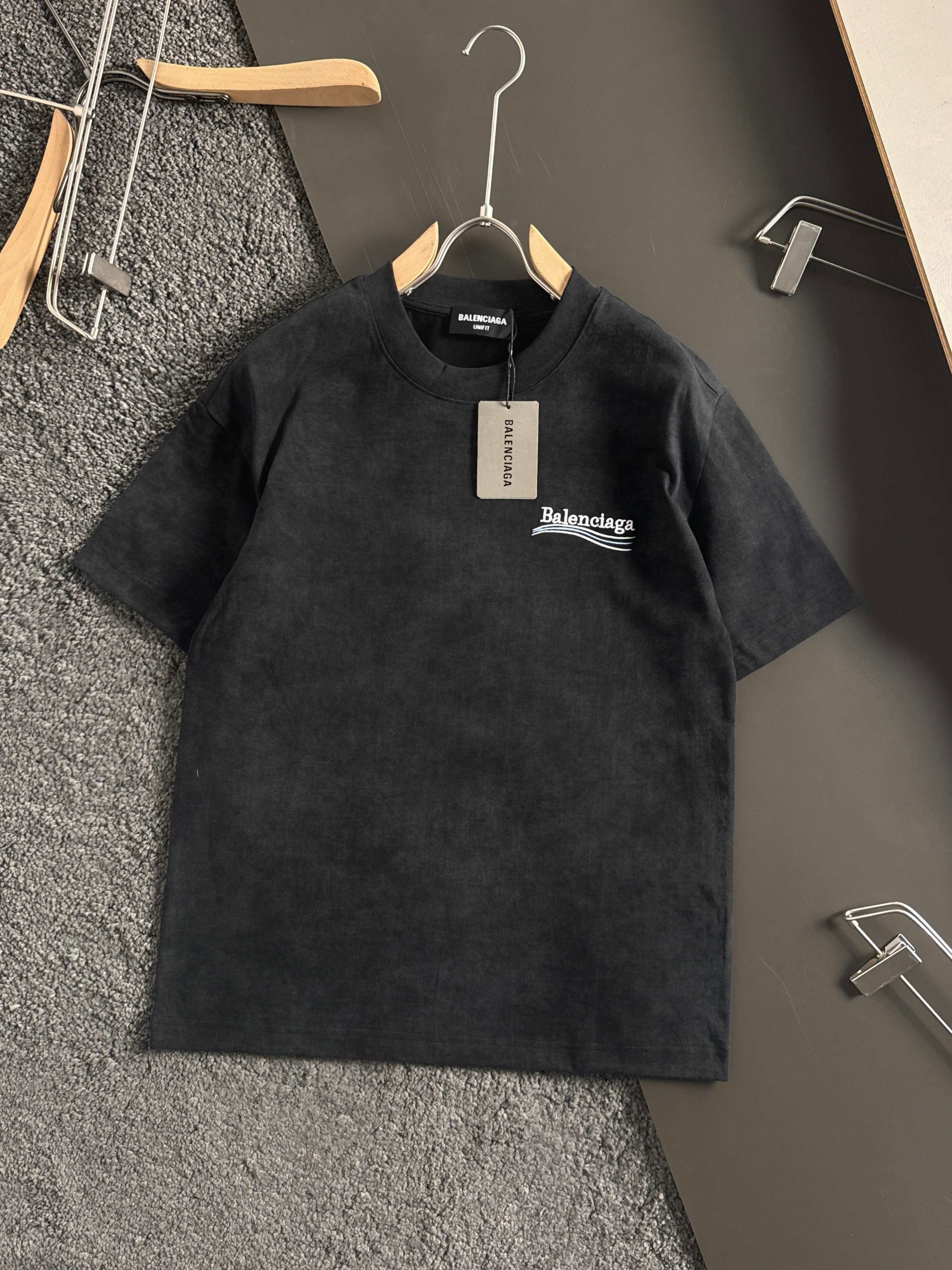 バレンシアガ「Balenciaga」ウェーブ コーラ レター エンブロイダリー Tシャツ