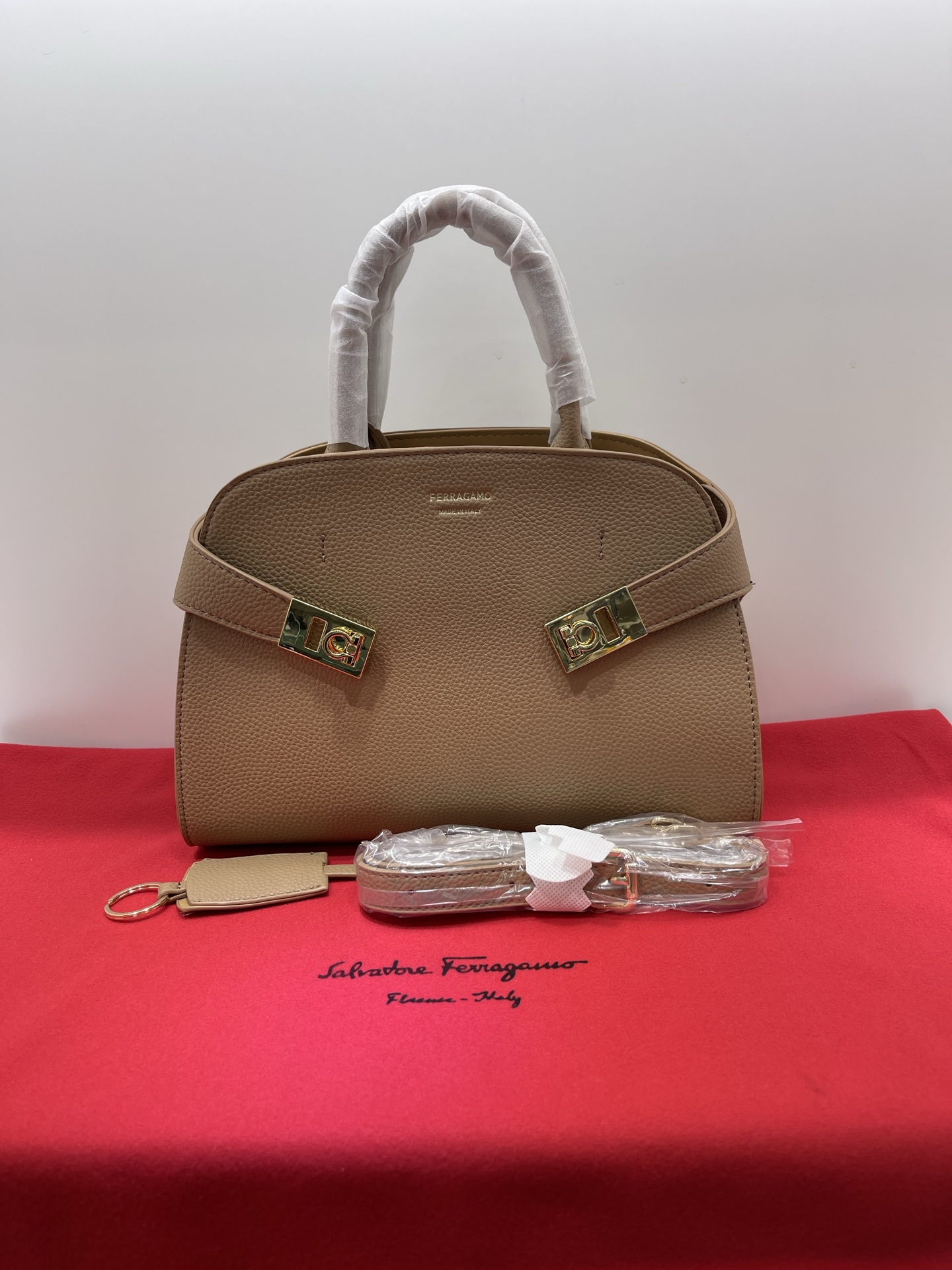 フェラガモ「Ferragamo」Hug ミニショルダーバッグ