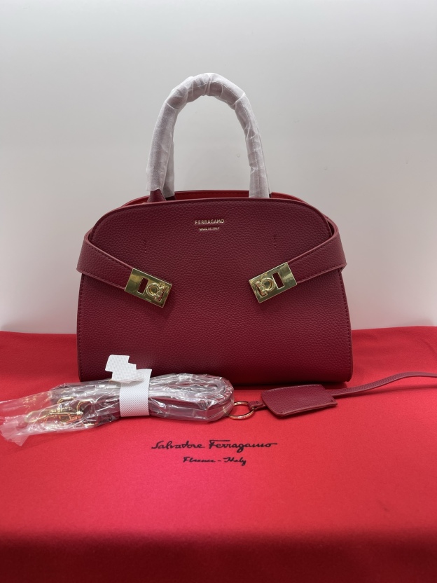 フェラガモ「Ferragamo」Hug ミニショルダーバッグ