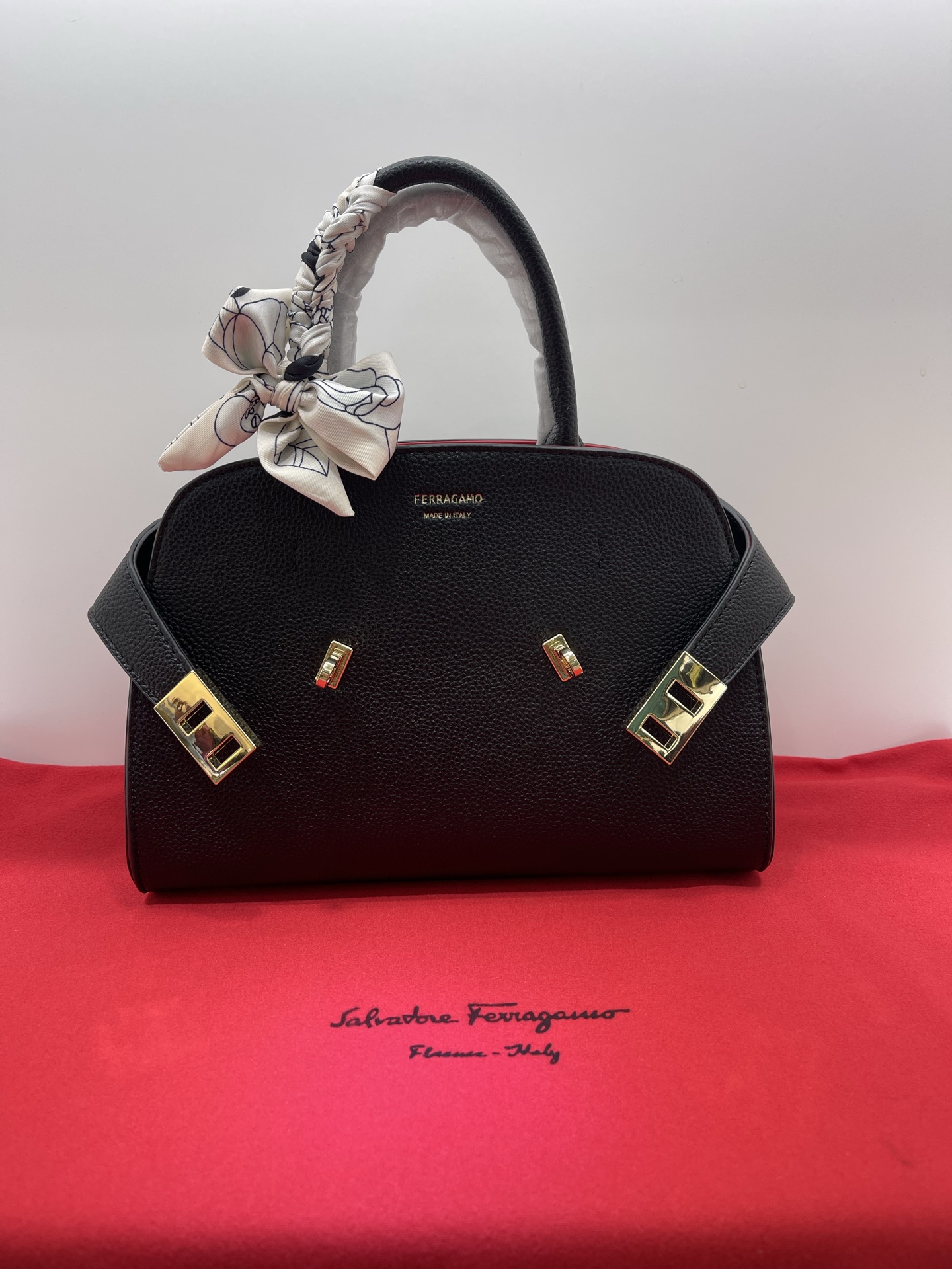 フェラガモ「Ferragamo」Hug ミニショルダーバッグ