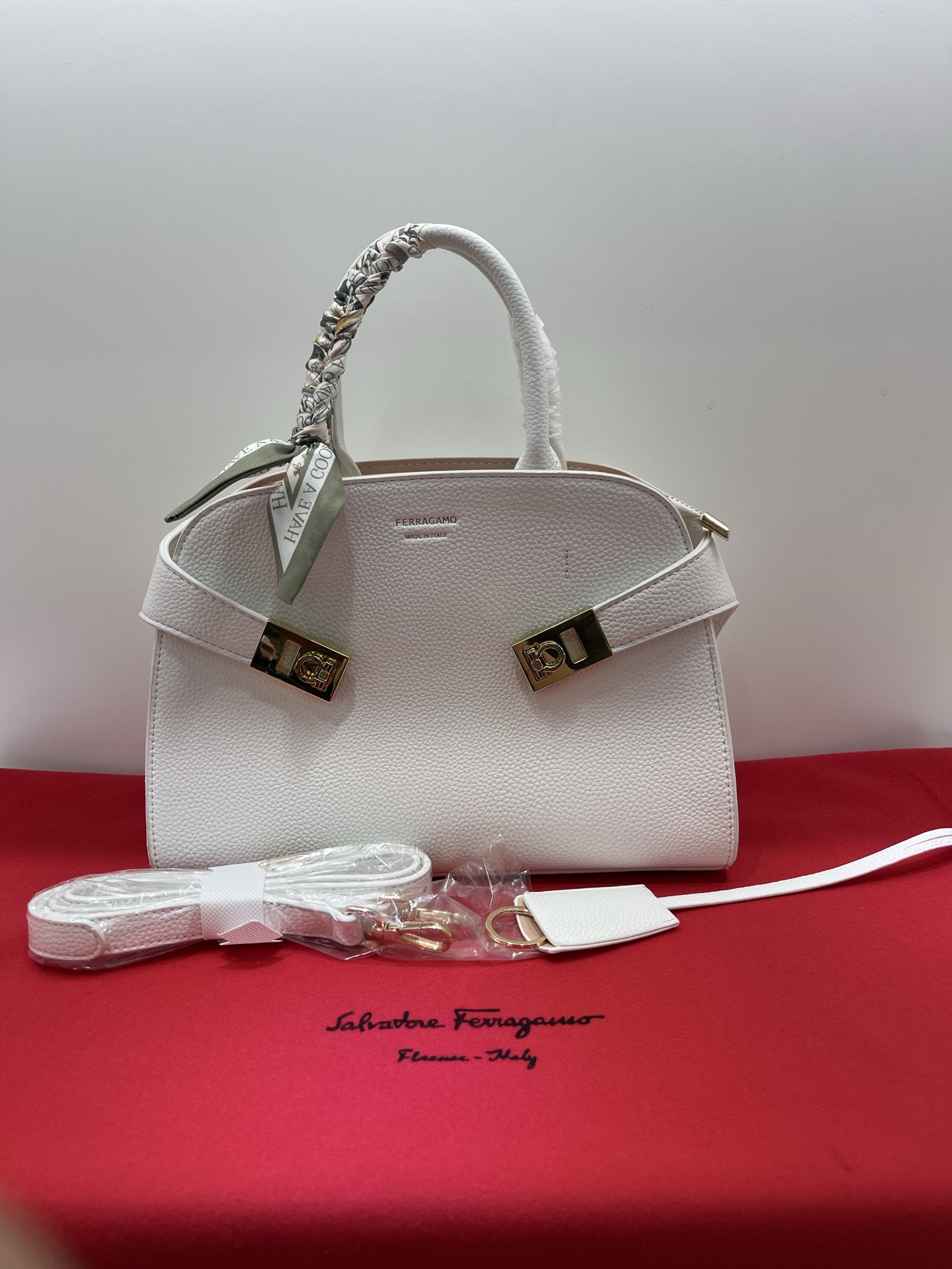 フェラガモ「Ferragamo」Hug ミニショルダーバッグ