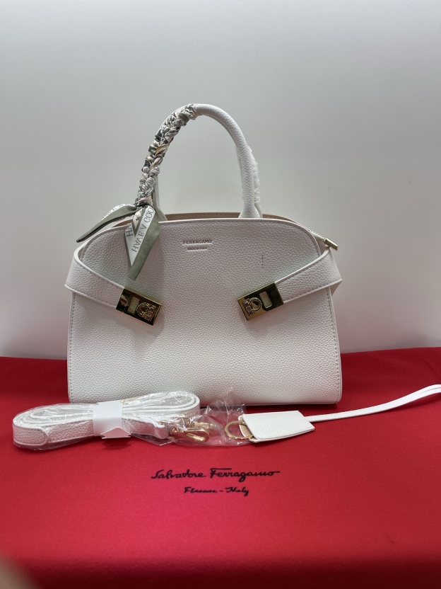 フェラガモ「Ferragamo」Hug ミニショルダーバッグ