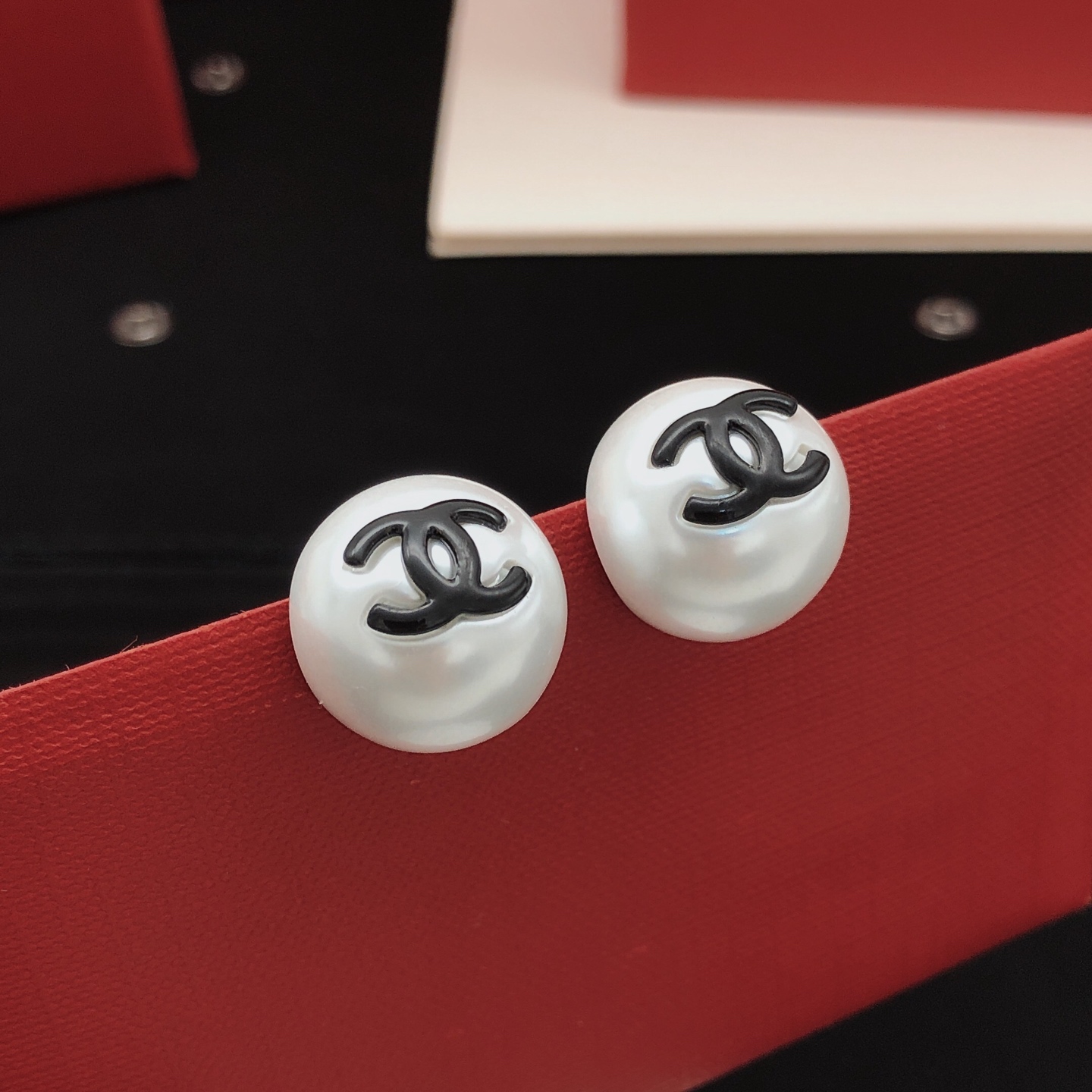 シャネル「Chanel」25秋冬 ブラックパール イヤリング