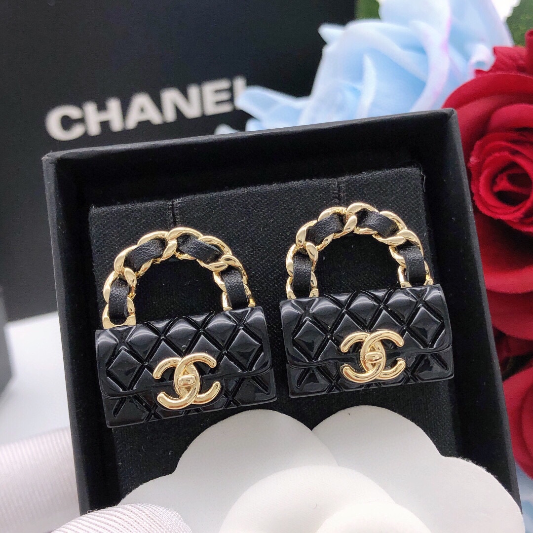 シャネル「Chanel」25 秋冬 ミニバッグモチーフ イヤリング（ブラックレザー）