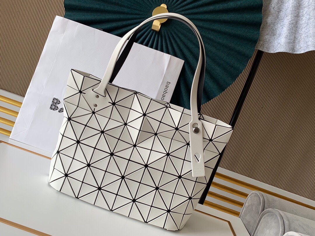 イッセイ・ミヤケ「Issey Miyake」BAO BAO LUCENT 6×6 トートバッグ