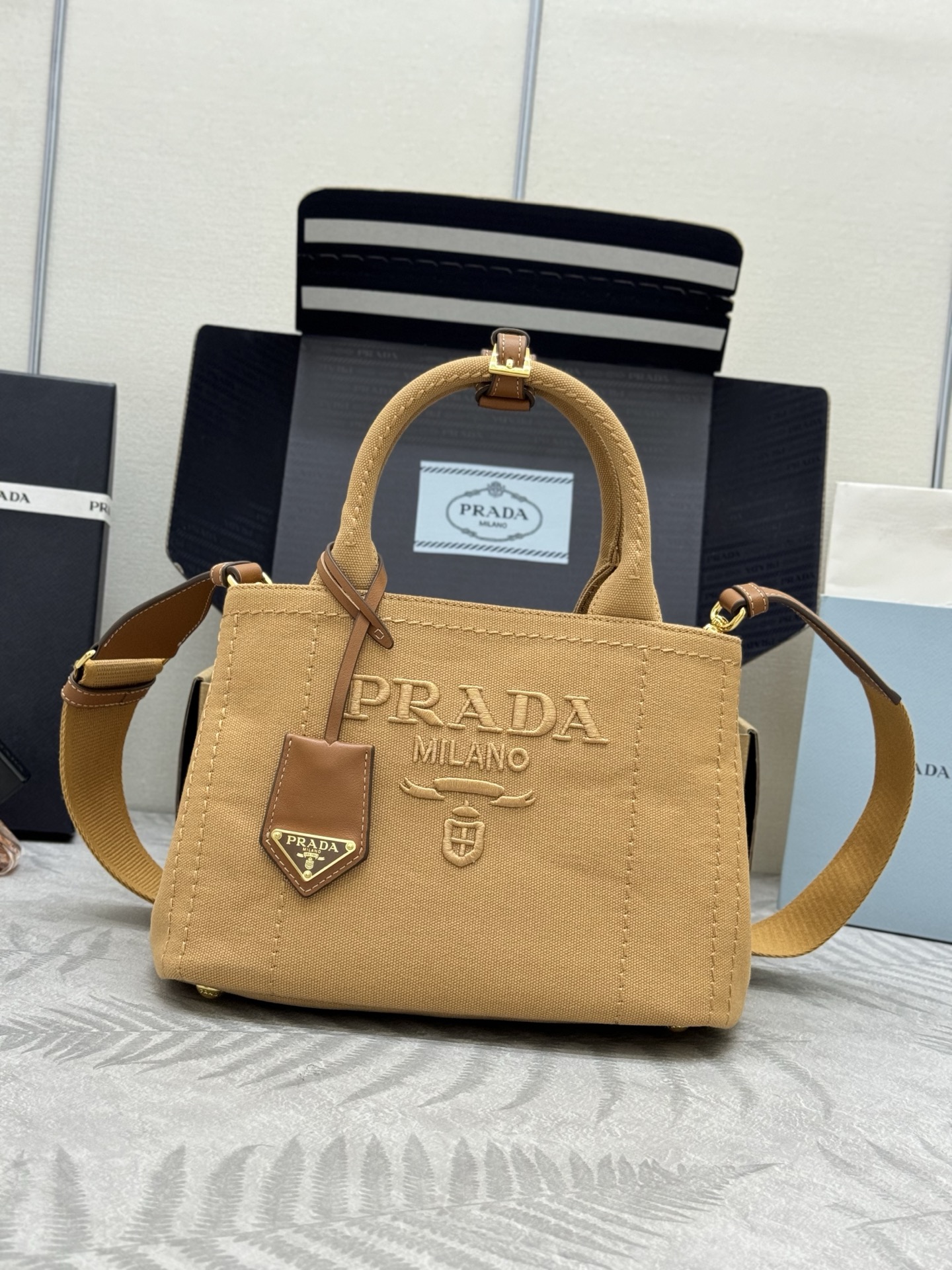 プラダ「Prada」ショルダーバッグ