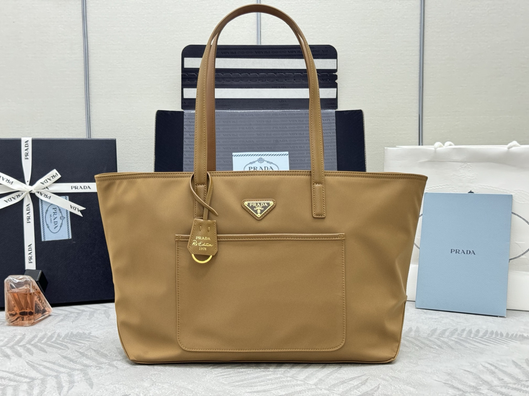 プラダ「Prada」リジェネレーテッドナイロントートバッグ