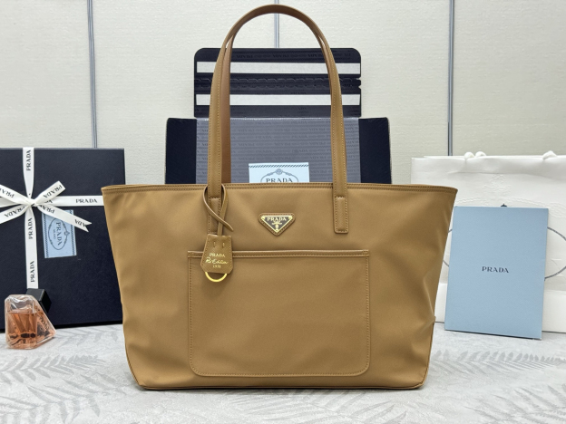 プラダ「Prada」リジェネレーテッドナイロントートバッグ