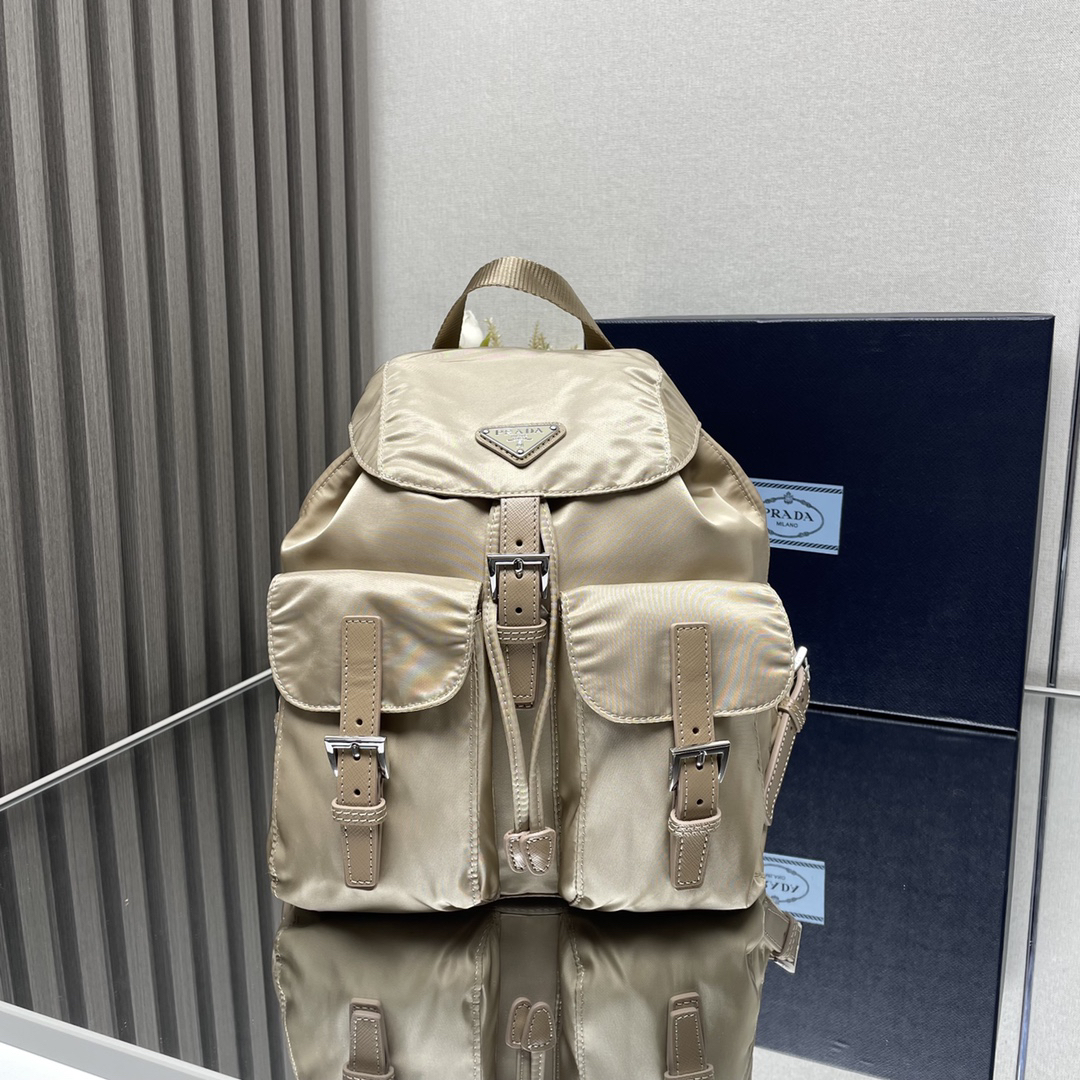 プラダ「Prada」リジェネレーテッドナイロンバックパック