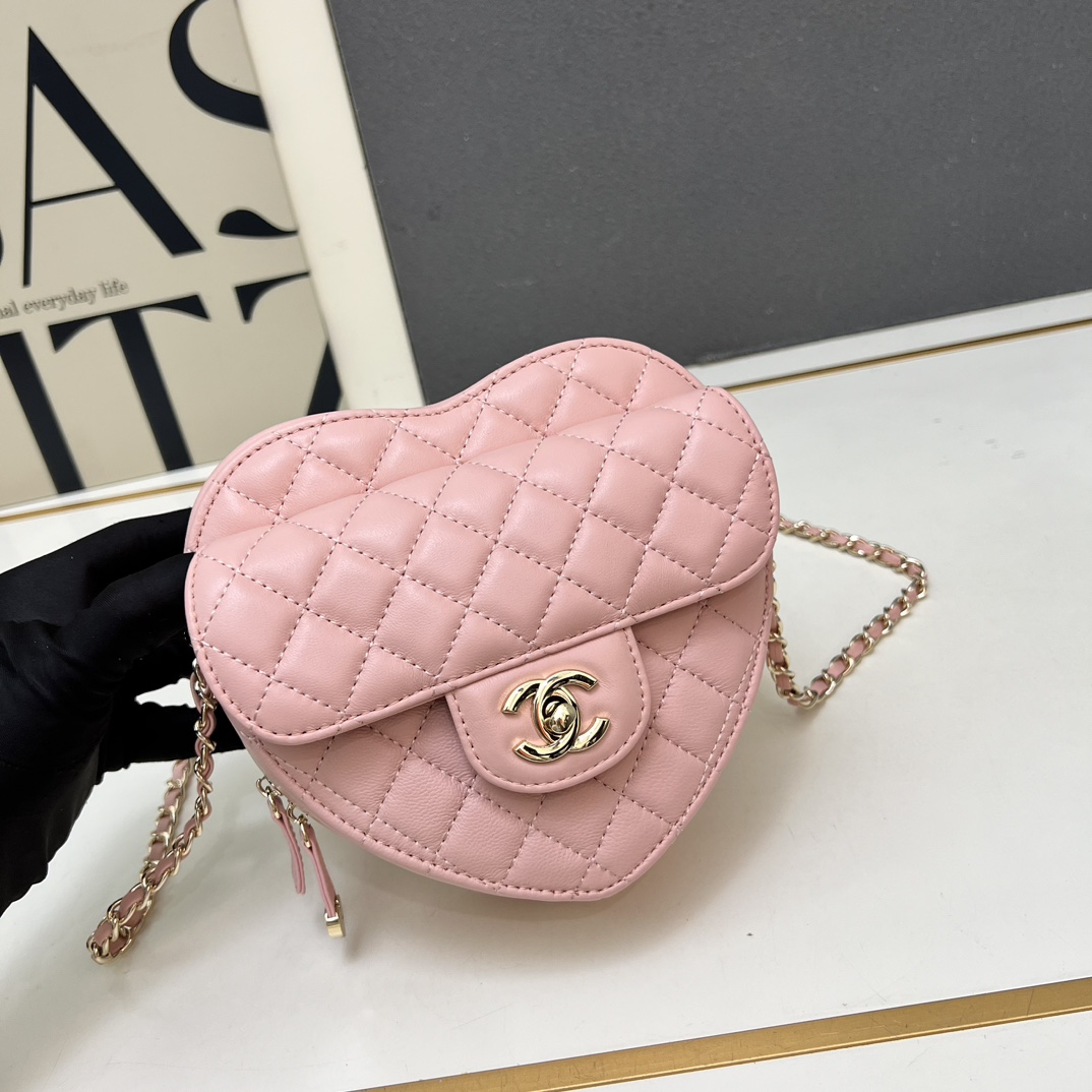 シャネル「Chanel」ハート型チェインショルダーバッグ