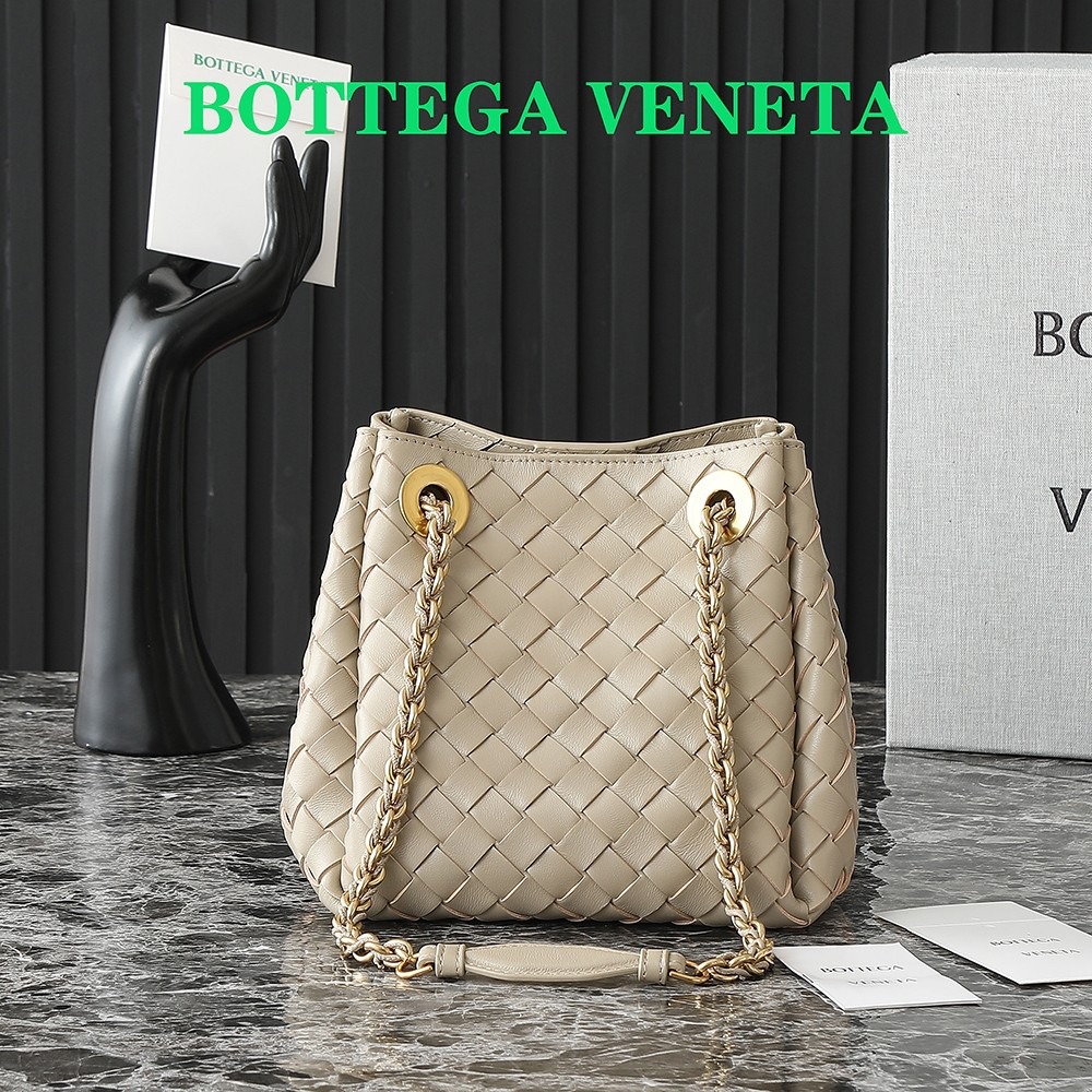 ボッテガ・ヴェネタ「Bottega Veneta」 Andiamo Parachute ショルダーバッグ