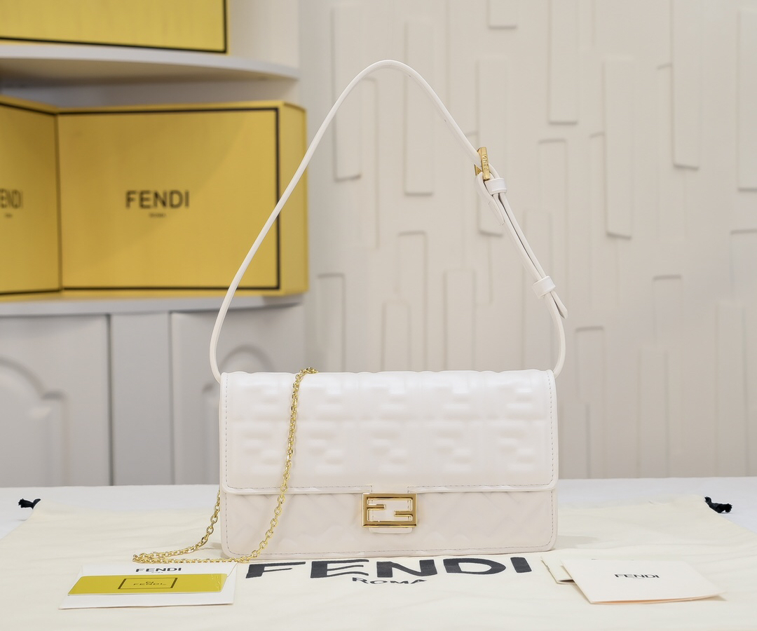 フェンディ「Fendi」Baguette チェーンウォレット