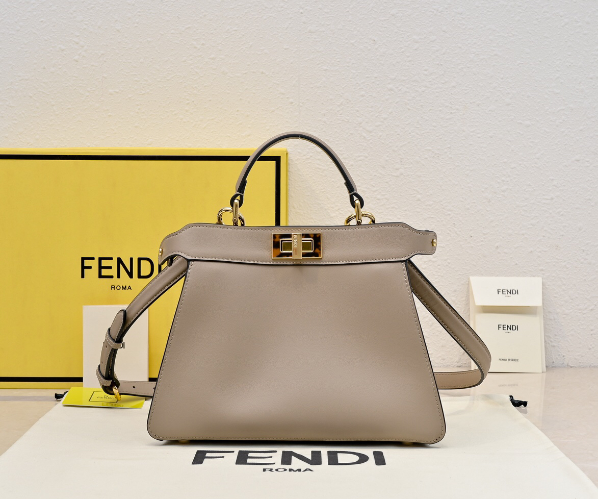 フェンディ「Fendi」Peekaboo ISeeU ミディアム ショルダーバッグ