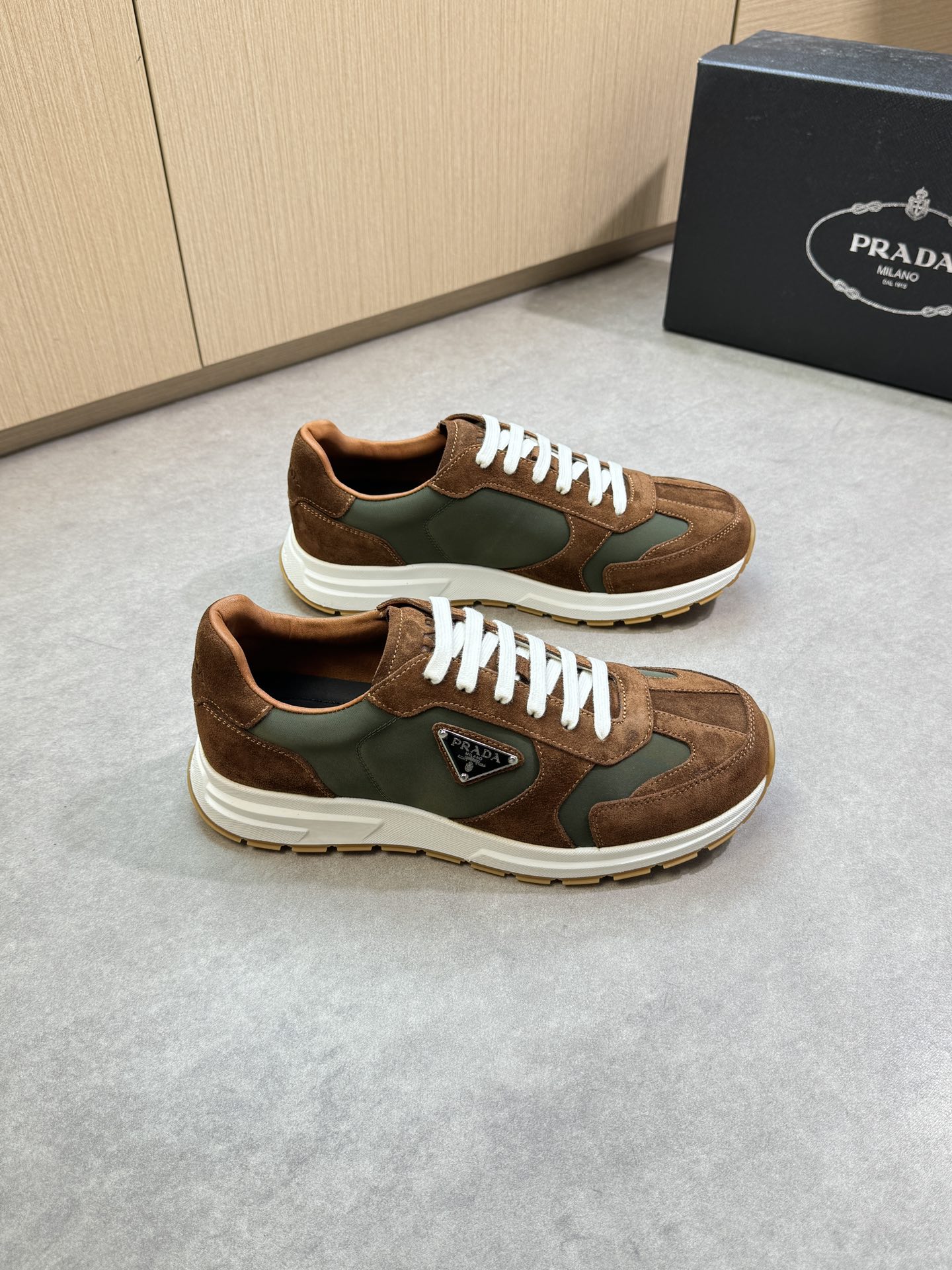 プラダ「Prada」スポーツ スニーカー