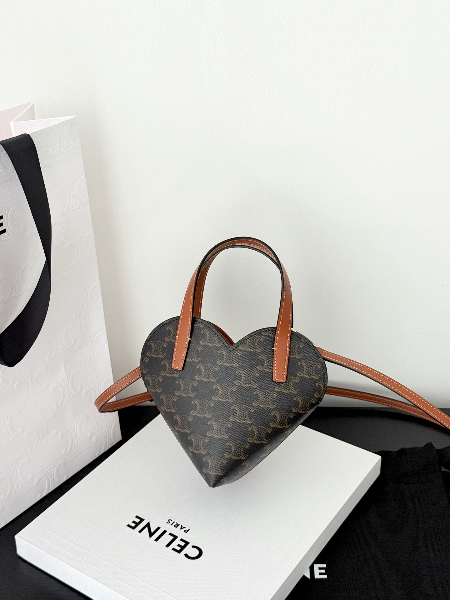 セリーヌ「Celine」TEEN COEUR VALENTINE'S ハンドバッグ