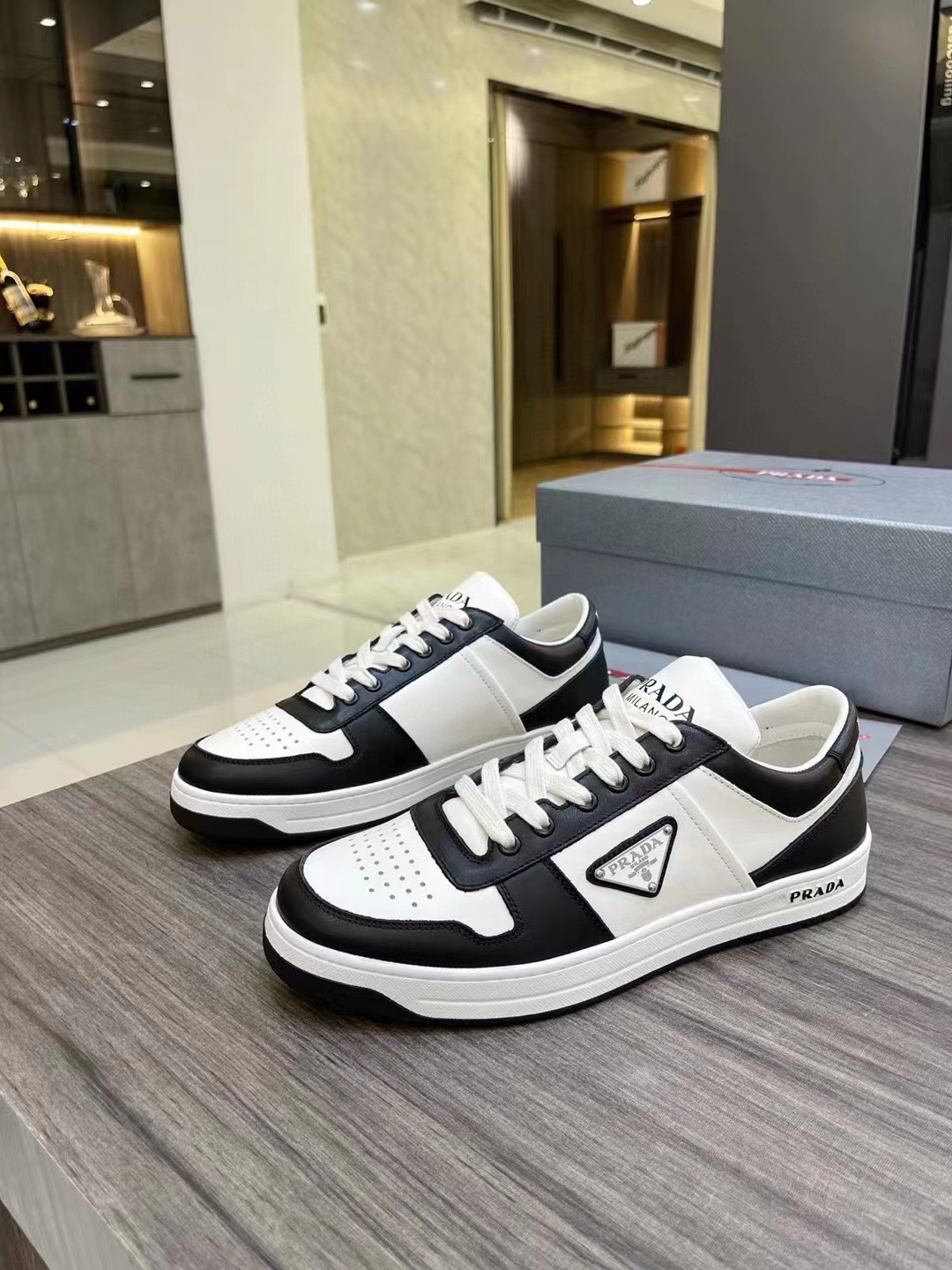 プラダ「Prada」メンズ レザー スポーツシューズ