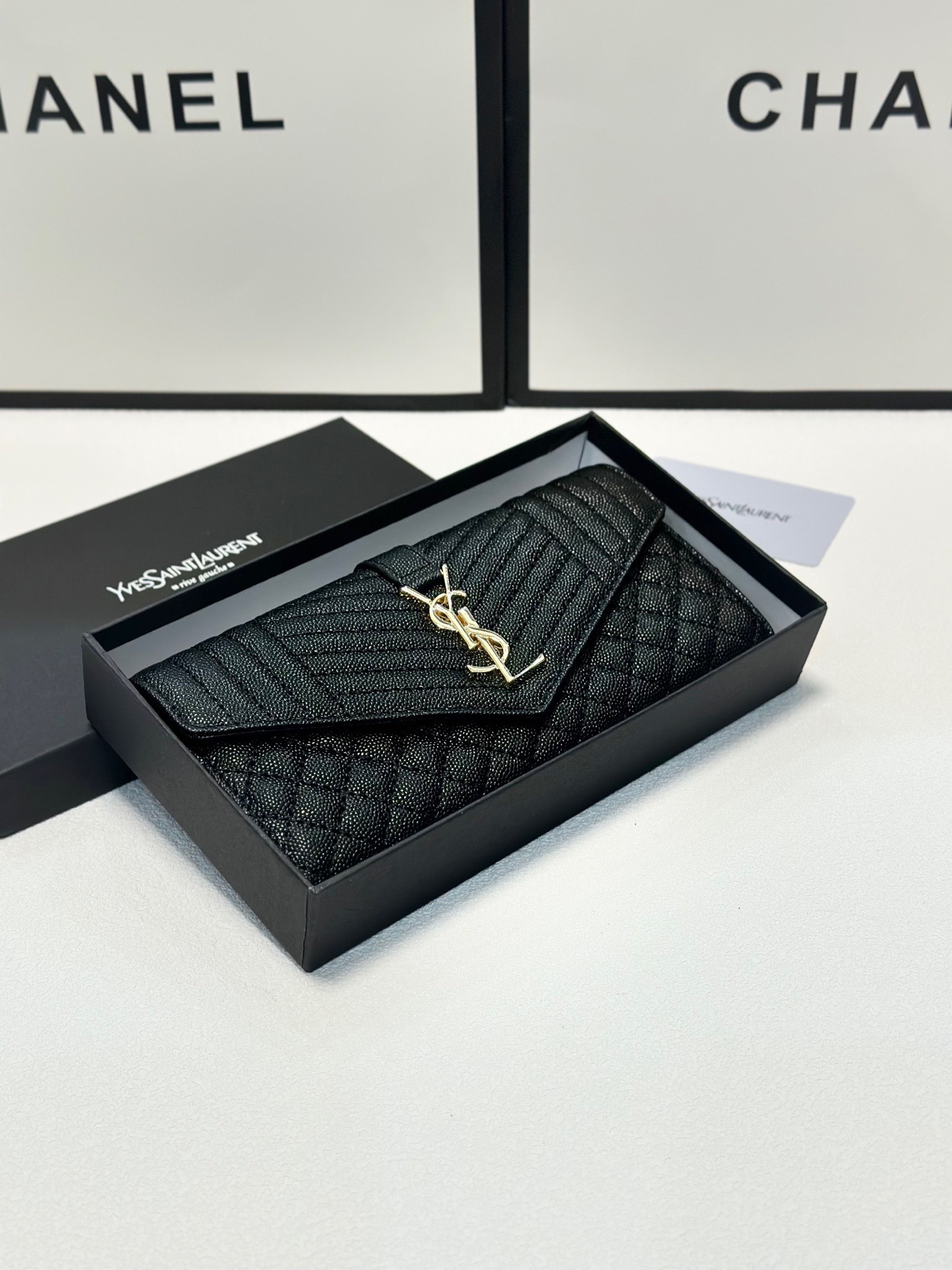 サンローラン「Saint Laurent」キャビアエンベロープフラップバッグ