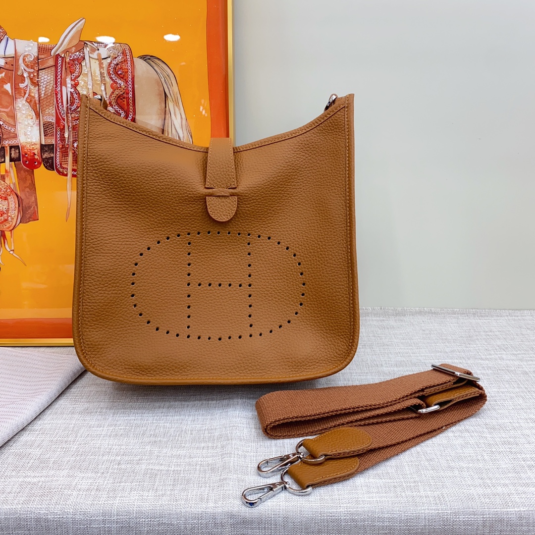 エルメス エヴリン 25/28/30 バッグ 3色「Evelyne Bag」