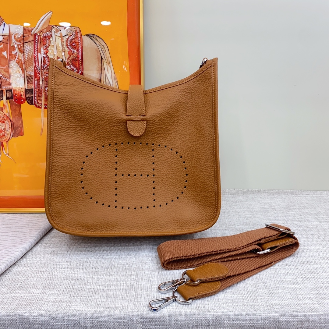 エルメス エヴリン 25/28/30 バッグ 3色「Evelyne Bag」