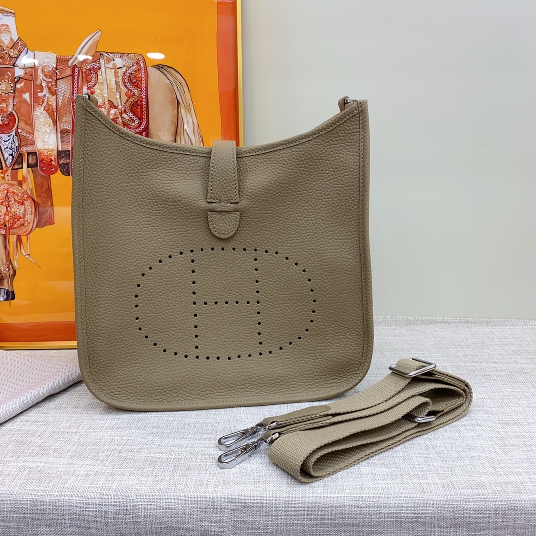 エルメス エヴリン 25/28/30 バッグ 3色「Evelyne Bag」