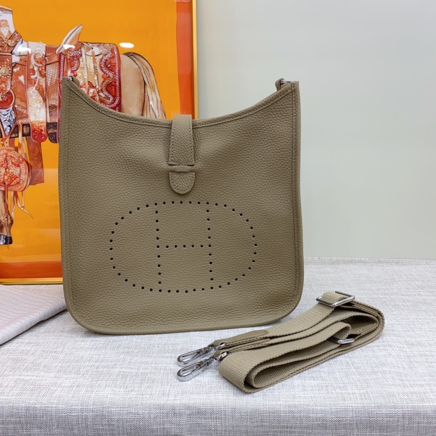 エルメス エヴリン 25/28/30 バッグ 3色「Evelyne Bag」