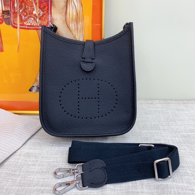 エルメス エヴリン 25/28/30 バッグ 3色「Evelyne Bag」
