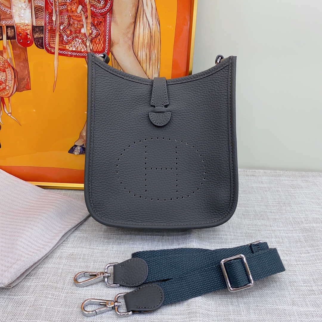 エルメス エヴリン 25/28/30 バッグ 3色「Evelyne Bag」